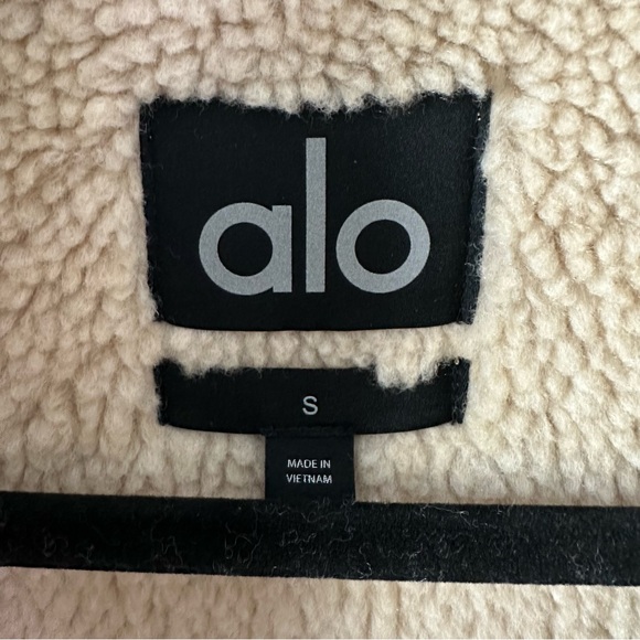 NWT ALO YOGA Faux Shearling Snowfall Cropped
Jacket - Woodland Tan SZ S - Picture 6 of 11